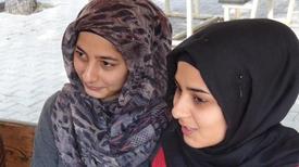 Irak’taki Savaş Ortamından Kaçarak Türkiye’ye Sığınan Yousıf Ailesi’nin İki Kızı, Ara Vermek Zorunda Kaldıkları Eğitim-öğretimlerine, Kendilerine Kucak Açan Manisa’da Sürdürüyor.