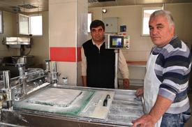 Altınova Mahallesinde, Zeytin Üreticisi Hüseyin Bozkurt Tarafından Üretilen Zeytin Lokumu Sipariş Patlaması Yaşıyor.