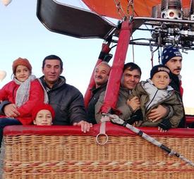 Nevşehir’in Ürgüp İlçesinde Okullarında Ziyaret Ettiği Çocuklara Balon Turu Sözünü Veren Kaymakam Alper Balcı’nın Sürprizi, Çocukları Mutluluktan Havalara Uçurdu.