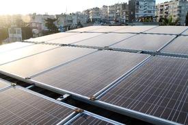 Mersin'de Evinin Çatısına Kurduğu Güneş Panelleriyle Elektrik Üretimi Yapan Emin Turan, Elektriğini Bedavaya Getiriyor.