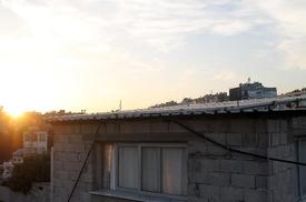 Mersin'de Evinin Çatısına Kurduğu Güneş Panelleriyle Elektrik Üretimi Yapan Emin Turan, Elektriğini Bedavaya Getiriyor.