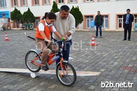 Hazırlanan Organizasyonda Minik Öğrenciler Göz Testi Taramasından Geçirilerek, Bisiklet Parkurlarında Eğitim Gördükten Sonra Sembolik Bisiklet Kullanım Belgeleri’ne Kavuşturuldu.