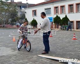 Hazırlanan Organizasyonda Minik Öğrenciler Göz Testi Taramasından Geçirilerek, Bisiklet Parkurlarında Eğitim Gördükten Sonra Sembolik Bisiklet Kullanım Belgeleri’ne Kavuşturuldu.