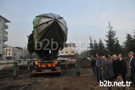 İnegöl Belediyesi, Organize Sanayi Bölgesinde (osb) Bir Fabrikanın Bahçesinde, Atıl Duruma Düşen Yaklaşık 50 Yetişkin Ağacı Değerlendirmek Amacıyla, Şehir İçinde Oluşturulan Koruluğa Taşıyarak, Dikimini Gerçekleştirdi.