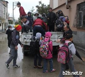 Adana'da Yıkılan Mekan İlkokulu Ve Ortaokulu'nun 430 Öğrencisi, Servis İhalesi Eğitim Öğretim Başlamadan Yapıldığı İçin 4.5 Kilometre Uzaklıktaki Okullarına Yaya Veya Kamyonet Kasasında Gitmek Zorunda Kalıyor.