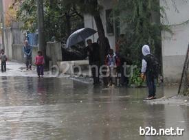 Adana'da Yıkılan Mekan İlkokulu Ve Ortaokulu'nun 430 Öğrencisi, Servis İhalesi Eğitim Öğretim Başlamadan Yapıldığı İçin 4.5 Kilometre Uzaklıktaki Okullarına Yaya Veya Kamyonet Kasasında Gitmek Zorunda Kalıyor.