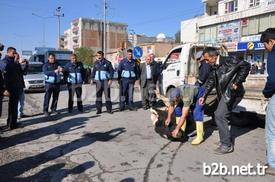 Şırnak’ın Silopi İlçesinde Başıboş Bir Şekilde Yakalanan İnek, Belediye Ekipleri Tarafından Yol Ortasında Kesildi. Kesim İşlemini Vatandaşlar Film İzler Gibi İzledi.