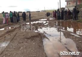 Adıyaman’ın Kahta İlçesi, Turgut Özal Mahallesinde İkamet Eden Vatandaşlar, Kış Mevsiminin Gelmesiyle Mahalle Yollarının Çamur Deryasına Tepki Göstererek Yetkililerden Yollarının Yapılmasını İstediler.