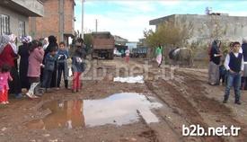 Adıyaman’ın Kahta İlçesi, Turgut Özal Mahallesinde İkamet Eden Vatandaşlar, Kış Mevsiminin Gelmesiyle Mahalle Yollarının Çamur Deryasına Tepki Göstererek Yetkililerden Yollarının Yapılmasını İstediler.