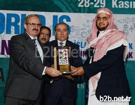 Konuşmaların Ardından Bursa’ya Gelen Bazı Yabancı İşadamlarına Vali Karaloğlu (soldaki), Plaket Takdim Etti.