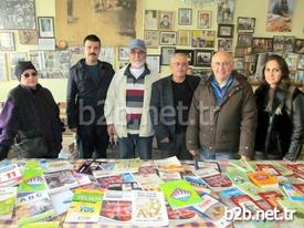 Alıkesir’in Ayvalık İlçesinde Mahalleliden İmece Usulüyle Toplanan Üniversiteye Hazırlık Kitapları İlçenin Kırsal Kesimindeki Okul Ve Öğrencilere Gönderildi. Yüzü Aşkın Eser, Ayvalık Kent Konseyi Bünyesindeki Gençlik Meclisi Başkanı Lütfü Kotan'a, Yeşilçam’ın Unutulmaz Yönetmenlerinden Zafer Par Tarafından Teslim Edildi.