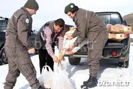 Ardahan’da Hava Sıcaklıklarının Düşmesi Ve Kar Yağışı Sebebiyle Yem Bulmakta Güçlük Çeken Yaban Hayvanları İçin Doğaya Yem Bırakıldı. Orman Ve Su İşleri Şube Müdürlüğü Ekipleri, Getirdikleri Buğday Ve Etleri 5 Ayrı Alana Bıraktı.