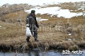 Ardahan’da Hava Sıcaklıklarının Düşmesi Ve Kar Yağışı Sebebiyle Yem Bulmakta Güçlük Çeken Yaban Hayvanları İçin Doğaya Yem Bırakıldı. Orman Ve Su İşleri Şube Müdürlüğü Ekipleri, Getirdikleri Buğday Ve Etleri 5 Ayrı Alana Bıraktı.