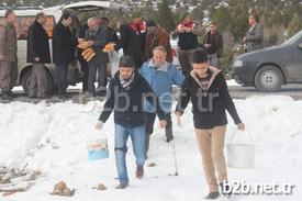 Konya’nın Beyşehir İlçesinde Kar Yağışının Ardından Beyaz Örtüyle Kaplanan Doğal Alanda Açlık Tehlikesiyle Karşı Karşıya Kalan Yaban Hayvanları İçin Doğaya Et, Sakatat, Yem Ve Bayat Ekmek Bırakıldı.