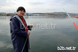 Bandırma Limanı’nda Çöplerin Yüzdüğünü Gören Olta Balıkçıları, Duruma Tepki Gösterdi.