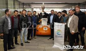 Çukurova Üniversitesi Öğrencilerinin, Çukurova Belediyesi’nden Destek Alarak Tasarladığı Elektrikli Araç Tübitak’tan Ödül Aldı. Araç, 1 Liralık Enerji Kullanarak 120 Kilometre Mesafe Katedebiliyor.