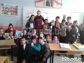 Kitapları Teslim Alan Öğrencilerin Mutluluklarını Sınıf Tahtasına Yazdıkları Not İle Gösterdiği Öğrenilirken Üniversite Sınavlarına Hazırlık Kitaplarının Da Gönderileceği Bildirildi.