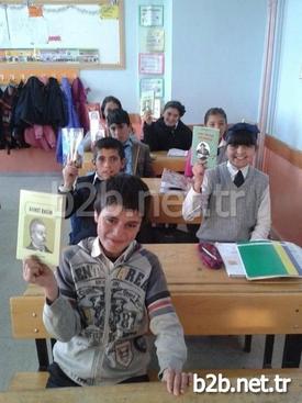 Kitapları Teslim Alan Öğrencilerin Mutluluklarını Sınıf Tahtasına Yazdıkları Not İle Gösterdiği Öğrenilirken Üniversite Sınavlarına Hazırlık Kitaplarının Da Gönderileceği Bildirildi.