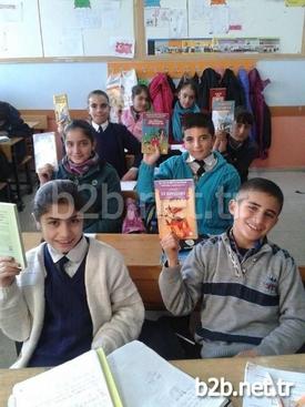 Kitapları Teslim Alan Öğrencilerin Mutluluklarını Sınıf Tahtasına Yazdıkları Not İle Gösterdiği Öğrenilirken Üniversite Sınavlarına Hazırlık Kitaplarının Da Gönderileceği Bildirildi.