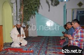 Burdur’un Bucak İlçesine Bağlı Kızıllı Köyündeki Caminin İçinde Namaz, Zeytin Ağacının Gölgesinde Kılınıyor. 1980 Yılında Caminin Yapımı Sırasında İnşaat Alanında Bulunan Zeytin Ağaçlarını Kesmeye Kıyamayan Köylüler Bugün Gözleri Gibi Baktıkları Ağacın Gölgesinde İbadetlerini Gerçekleştirip, Dualarını Yapıyorlar.