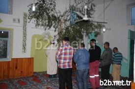 Burdur’un Bucak İlçesine Bağlı Kızıllı Köyündeki Caminin İçinde Namaz, Zeytin Ağacının Gölgesinde Kılınıyor. 1980 Yılında Caminin Yapımı Sırasında İnşaat Alanında Bulunan Zeytin Ağaçlarını Kesmeye Kıyamayan Köylüler Bugün Gözleri Gibi Baktıkları Ağacın Gölgesinde İbadetlerini Gerçekleştirip, Dualarını Yapıyorlar.