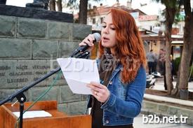 Balıkesir’in Ayvalık İlçesinde, Türk Eğitim-sen, Eğitim-iş Ve Eğitim-sen Üyeleri, Milli Eğitim Müdürlüğü Önüne Tabut Ve Siyah Çelenk Bıraktı.