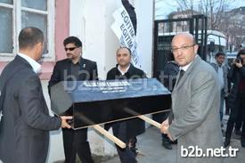 Balıkesir’in Ayvalık İlçesinde, Türk Eğitim-sen, Eğitim-iş Ve Eğitim-sen Üyeleri, Milli Eğitim Müdürlüğü Önüne Tabut Ve Siyah Çelenk Bıraktı.