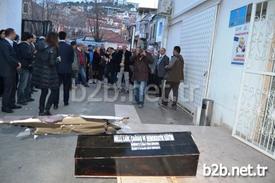 Balıkesir’in Ayvalık İlçesinde, Türk Eğitim-sen, Eğitim-iş Ve Eğitim-sen Üyeleri, Milli Eğitim Müdürlüğü Önüne Tabut Ve Siyah Çelenk Bıraktı.