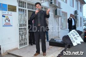 Balıkesir’in Ayvalık İlçesinde, Türk Eğitim-sen, Eğitim-iş Ve Eğitim-sen Üyeleri, Milli Eğitim Müdürlüğü Önüne Tabut Ve Siyah Çelenk Bıraktı.