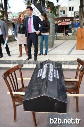 Balıkesir’in Ayvalık İlçesinde, Türk Eğitim-sen, Eğitim-iş Ve Eğitim-sen Üyeleri, Milli Eğitim Müdürlüğü Önüne Tabut Ve Siyah Çelenk Bıraktı.