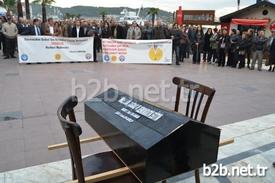 Balıkesir’in Ayvalık İlçesinde, Türk Eğitim-sen, Eğitim-iş Ve Eğitim-sen Üyeleri, Milli Eğitim Müdürlüğü Önüne Tabut Ve Siyah Çelenk Bıraktı.
