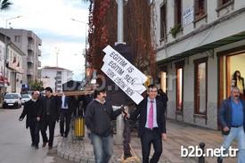 Balıkesir’in Ayvalık İlçesinde, Türk Eğitim-sen, Eğitim-iş Ve Eğitim-sen Üyeleri, Milli Eğitim Müdürlüğü Önüne Tabut Ve Siyah Çelenk Bıraktı.