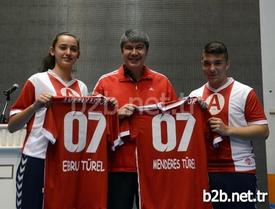 Gençler Başkan Menderes Türel Ve Eşi Ebru Türel’e İsimlerinin Yazılı Olan Bir Antalyaspor Forması Hediye Etti.