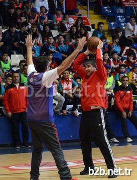Büyükşehir Belediye Başkanı Menderes Türel, Gençlerle Basket Oynadı.