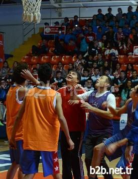 Büyükşehir Belediye Başkanı Menderes Türel, Gençlerle Basket Oynadı.