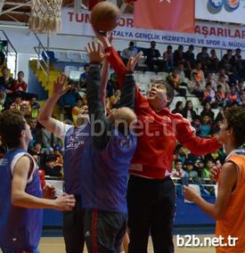 Büyükşehir Belediye Başkanı Menderes Türel, Gençlerle Basket Oynadı.