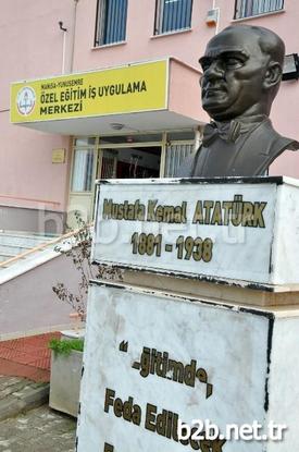 Manisa Özel Eğitim İş Uygulama Merkezinin Bahçesinde Kurulan Serada Zihinsel Engelli Öğrenciler, Hayata Kazandırılmaya Çalışılıyor.