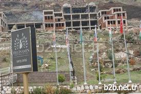 Diyarbakır’ın Çermik İlçesinde Yapımı Sürdürülen Ve Bölgenin En Büyük Sağlık Ve Turizm Yatırımı Olmasının Yanı Sıra Yine Bölgenin İlk 5 Yıldızlı Tatil Köyü Olacak Olan Helinamın Termal Tatil Köyünde Çalışmalar Tüm Hızıyla Sürüyor.