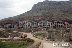 Diyarbakır’ın Çermik İlçesinde Yapımı Sürdürülen Ve Bölgenin En Büyük Sağlık Ve Turizm Yatırımı Olmasının Yanı Sıra Yine Bölgenin İlk 5 Yıldızlı Tatil Köyü Olacak Olan Helinamın Termal Tatil Köyünde Çalışmalar Tüm Hızıyla Sürüyor.