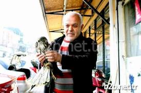 Denizli’nin Buldan İlçesinde, Avcılar Tarafından Vurulduğu Sanılan Yaralı Şahine Vatandaşlar Sahip Çıktı.