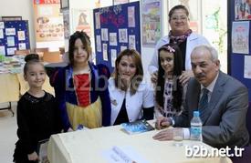 Günümüz Çocuk Edebiyatının Önde Gelen İsimlerinden Biri Olan Ve Sayısız Ödüle Layık Görülen İhlas Koleji Öğretmeni Eğitimci-yazar Bestami Yazgan, Nevşehir’de Düzenlenen Söyleşi Ve İmza Gününde Öğrencilerle Buluştu. Yazgan, Daha Sonra Kitaplarını İmzaladı.