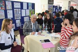 Günümüz Çocuk Edebiyatının Önde Gelen İsimlerinden Biri Olan Ve Sayısız Ödüle Layık Görülen İhlas Koleji Öğretmeni Eğitimci-yazar Bestami Yazgan, Nevşehir’de Düzenlenen Söyleşi Ve İmza Gününde Öğrencilerle Buluştu. Yazgan, Daha Sonra Kitaplarını İmzaladı.