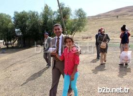 Muş Merkeze Bağlı Karameşe Köyünde İkamet Ve Okula Kazandırıldığı İçin Mutluluk Gözyaşları Döken Dilek Gölbaşı İçin Birleşmiş Milletlere (bm) Proje Sunulacak. Sungu Vakıfbank Kız Ybo Yöneticileri Ve Öğretmenleri, İkinci Kademeye Hiç Kız Öğrenci Göndermeyen Karameşe Köyünde Alan Taraması Yapmış Ve 3 Aileyi İkna Etmişti.