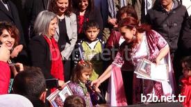 Diyarbakır’da Kürtçe Eğitim Veren Dibistana Seretayi A Ferzad Kemangar-ferzad Kemanger İlkokulu’nda İlk Karne Heyecanı Yaşandı. Törenle Kürtçe Karnelerini Alan Öğrencilerin Sevinçleri Gözlerinden Okundu. Törende Konuşan Büyükşehir Belediyesi Eş Başkanı Gültan Kışanak, Kendilerinin Asimilasyon Kuşağının Yaşlanmış Temsilcileri Olduğunu Belirterek, Bu Politikaların Artık Boşa Çıkarıldığını İfade Etti.