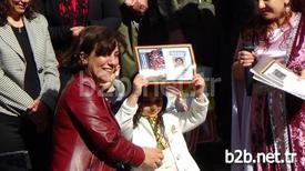 Diyarbakır’da Kürtçe Eğitim Veren Dibistana Seretayi A Ferzad Kemangar-ferzad Kemanger İlkokulu’nda İlk Karne Heyecanı Yaşandı. Törenle Kürtçe Karnelerini Alan Öğrencilerin Sevinçleri Gözlerinden Okundu. Törende Konuşan Büyükşehir Belediyesi Eş Başkanı Gültan Kışanak, Kendilerinin Asimilasyon Kuşağının Yaşlanmış Temsilcileri Olduğunu Belirterek, Bu Politikaların Artık Boşa Çıkarıldığını İfade Etti.