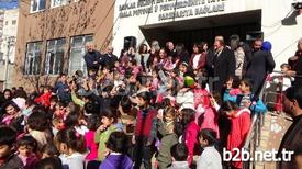 Diyarbakır’da Kürtçe Eğitim Veren Dibistana Seretayi A Ferzad Kemangar-ferzad Kemanger İlkokulu’nda İlk Karne Heyecanı Yaşandı. Törenle Kürtçe Karnelerini Alan Öğrencilerin Sevinçleri Gözlerinden Okundu. Törende Konuşan Büyükşehir Belediyesi Eş Başkanı Gültan Kışanak, Kendilerinin Asimilasyon Kuşağının Yaşlanmış Temsilcileri Olduğunu Belirterek, Bu Politikaların Artık Boşa Çıkarıldığını İfade Etti.