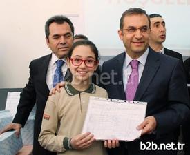 Antalya'da 2014-2015 Eğitim Ve Öğretim Yılının İlk Yarısı Sona Ererken, İl Genelinde 430 Bin Öğrenci Karne Aldı. 700 Okul Birincisi, Türkiye’de İlk Olan Uygulama İle 5 Yıldızlı Tatilin Sahibi Oldu.