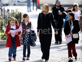 Okul Öncesi Eğitim Kurumları İle İlk Ve Orta Dereceli Okullarda Okuyan Yaklaşık 18 Milyon Öğrenci, Bugün Karnesini Aldı. Öğrenci Ve Velilerin Karne Heyecanı Objektiflere Yansıdı.
