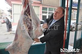 Bursa’nın Yıldırım İlçesinde Hacivat İle Vakıf Mahallesi'nde Sahipleri Tarafından Otlatılmak Üzere Evlerinin Yakınındaki Araziye Bırakılan 5 Atın Çalınıp, Kesildikten Sonra Etlerinin Kentin Lüks Semtlerindeki Lokantalara Satılmasının Ortaya Çıkması Gözleri Bu Konuya Çevirdi. Türkiye Kırmızı Et Üreticileri Birliği Genel Başkan Yardımcısı Şaban Cetizli, Yaptığı Özel Açıklamada, At Eti Satışı İle Alakalı Hükümete Uyarılarda Bulundu. Vatandaşlara Et Alımı Sırasında Dikkat Etmeleri Gereken Bazı Konuları Da Aktaran Cetizli, At Eti Satışı Skandalının Ardından Normal Satışlarında Durduğunu Söyledi.