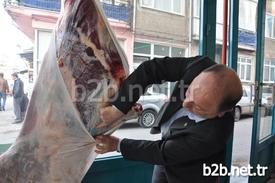 Bursa’nın Yıldırım İlçesinde Hacivat İle Vakıf Mahallesi'nde Sahipleri Tarafından Otlatılmak Üzere Evlerinin Yakınındaki Araziye Bırakılan 5 Atın Çalınıp, Kesildikten Sonra Etlerinin Kentin Lüks Semtlerindeki Lokantalara Satılmasının Ortaya Çıkması Gözleri Bu Konuya Çevirdi. Türkiye Kırmızı Et Üreticileri Birliği Genel Başkan Yardımcısı Şaban Cetizli, Yaptığı Özel Açıklamada, At Eti Satışı İle Alakalı Hükümete Uyarılarda Bulundu. Vatandaşlara Et Alımı Sırasında Dikkat Etmeleri Gereken Bazı Konuları Da Aktaran Cetizli, At Eti Satışı Skandalının Ardından Normal Satışlarında Durduğunu Söyledi.